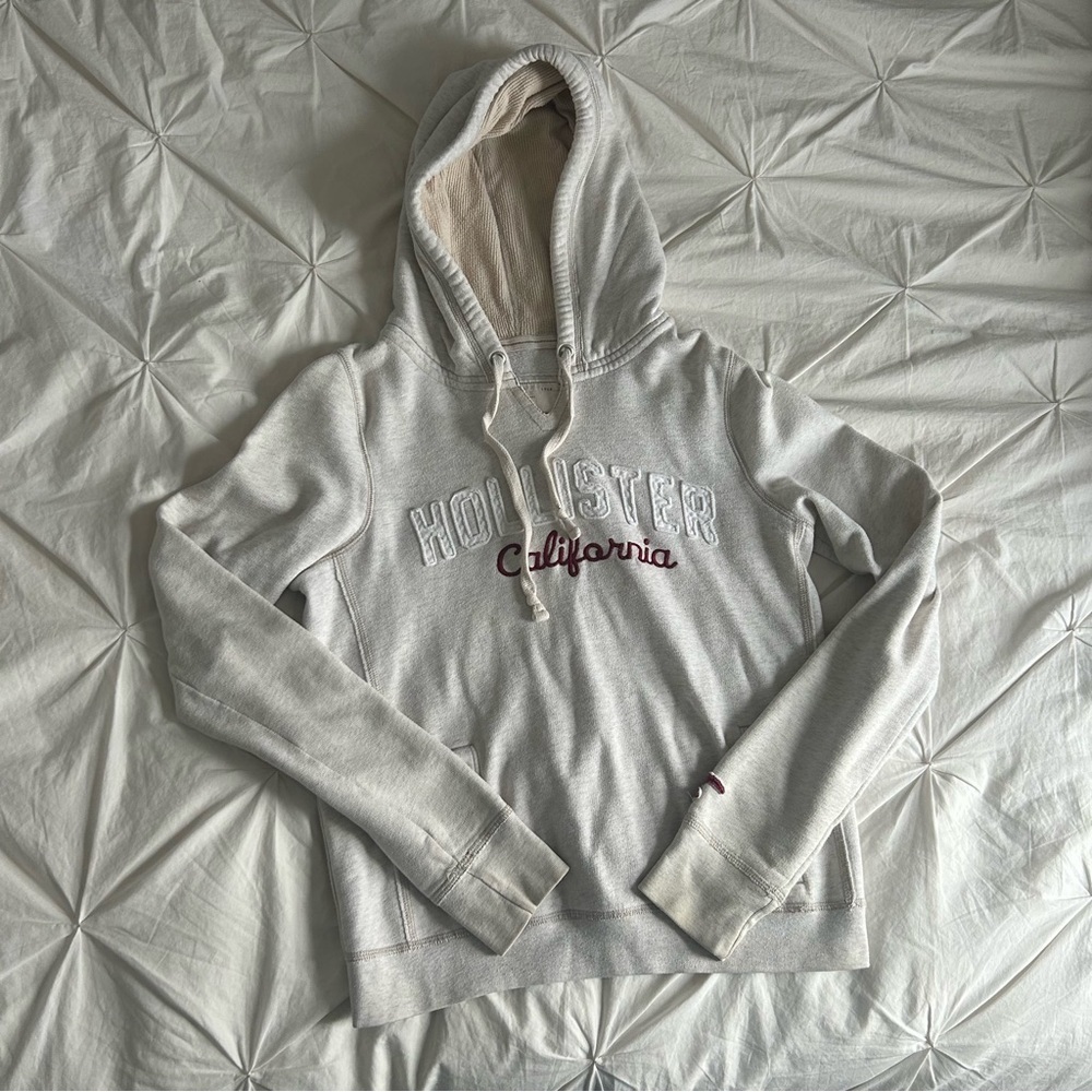Hollister Cream Women’s Sweater